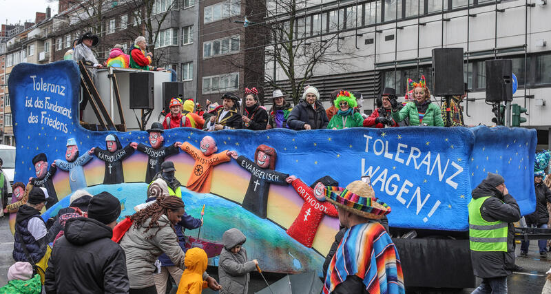 s:47:"Toleranzwagen im Rosenmontagszug in Düsseldorf";
