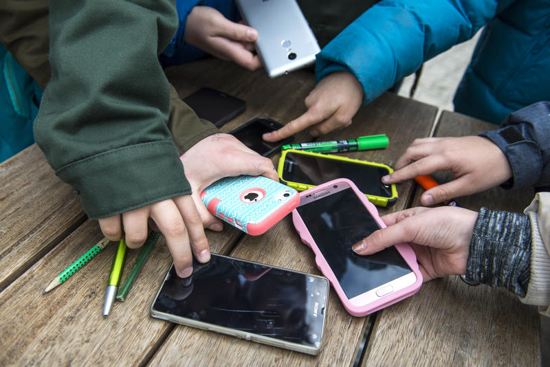 s:24:"Smartphones auf Schulhof";