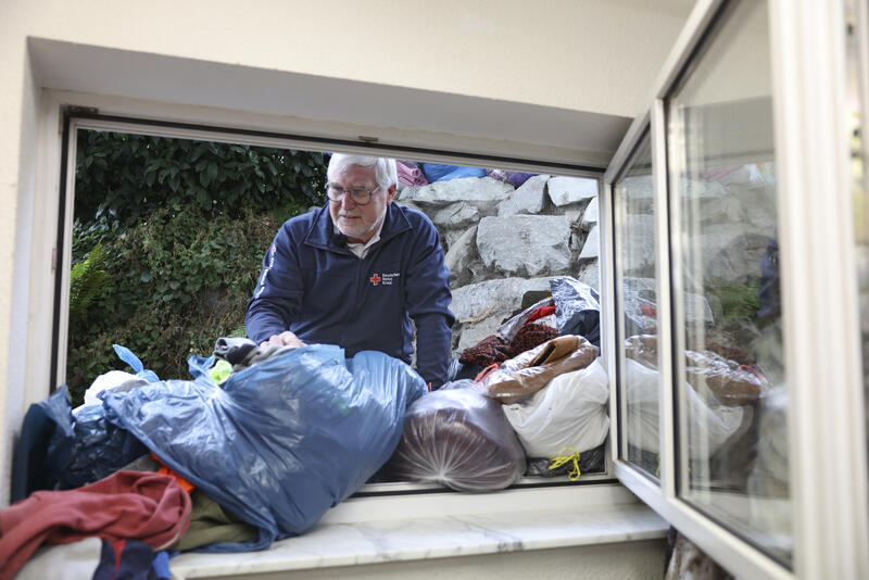 s:152:"Karlheinz Weinert, Vorsitzender des Ortsvereins des Deutschen Roten Kreuzes (DRK) Bad Vilbel, mit Säcken voller Textilien aus einem Altkleidercontainer";