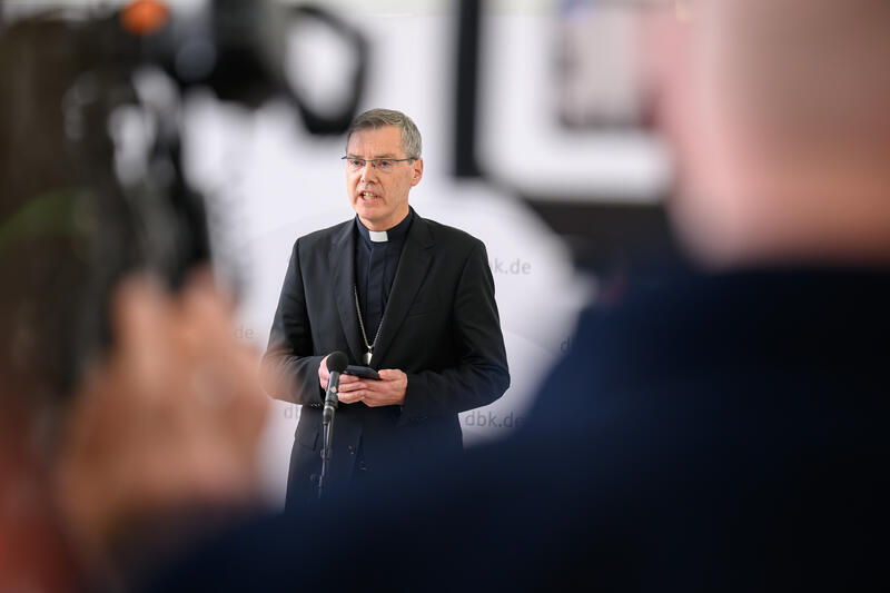 s:76:"Heiner Wilmer nach der Wahl zum Vorsitzenden der Deutschen Bischofskonferenz";