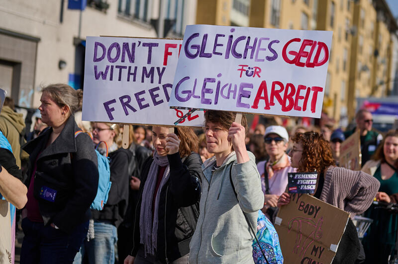 s:94:"Frauentag: Demonstration in Berlin für die Umverteilung von Sorgearbeit (Archivbild von 2025)";