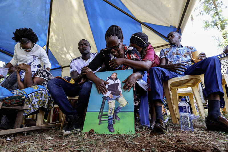 s:161:"Die Mutter eines im Krieg Russlands gegen die Ukraine getöteten Soldaten hält bei der symbolischen Beerdigung in einem kenianischen Dorf ein Bild ihres Sohnes.";