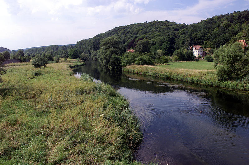 s:107:"Die Werra trennt das thüringische Vacha (links) südlich von Eisenach vom hessischen Philippsthal (rechts)";