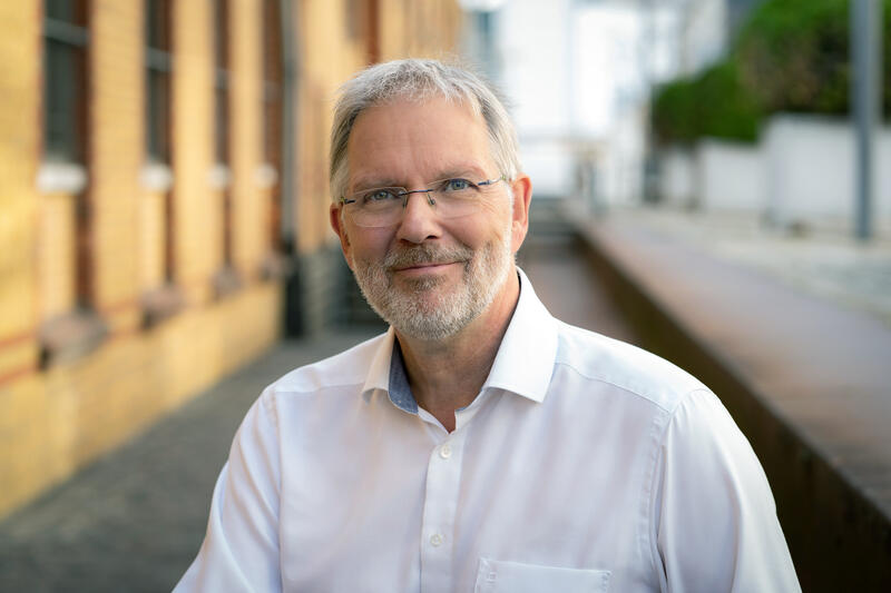 s:64:"Fernsehjournalist Henze: US-Evangelikale sichern Trump die Macht";