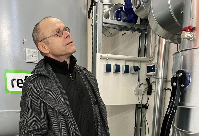 s:143:"Helgo Schütze vom Vorstand der Genossenschaft "Solarwärme Bracht" hat das Energieprojekt im kleinen Dorf Bracht bei Marburg mit vorangebracht";