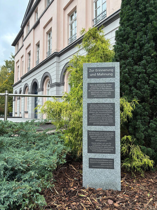 s:61:"Gedenkort zum Martinstift erinnert an Leid einstiger Schüler";