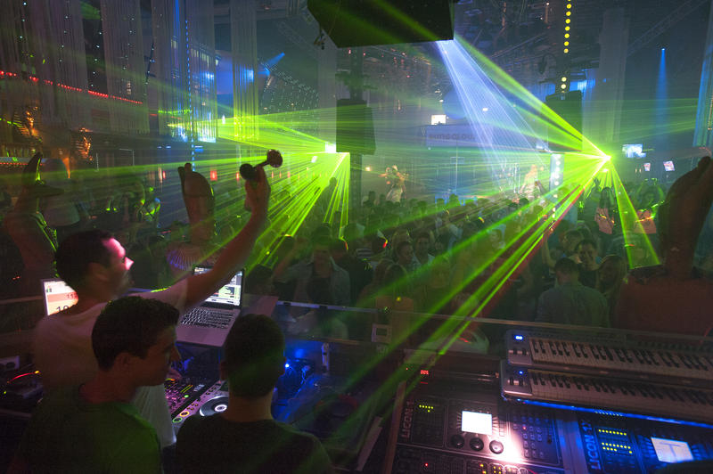 s:40:"Tanzende in einer Discothek (Symbolbild)";