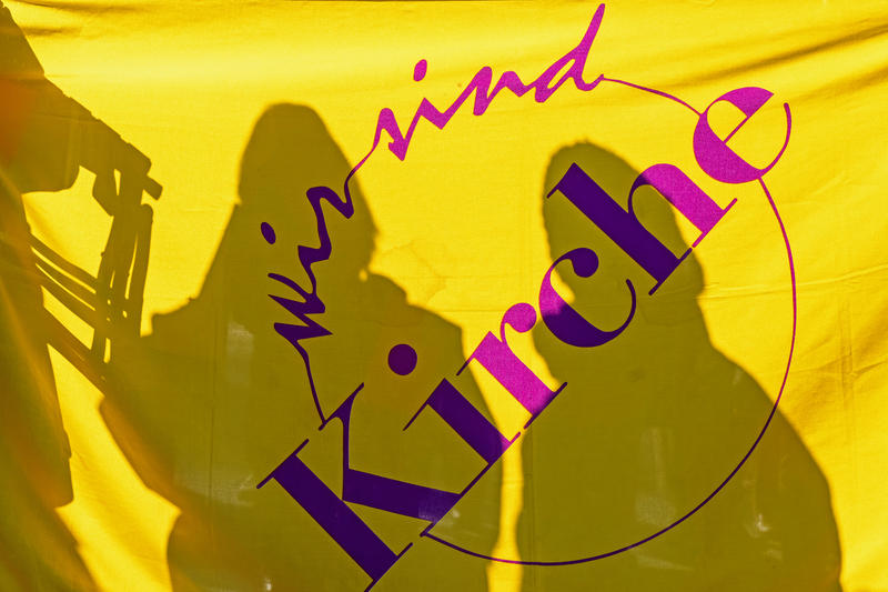 s:142:"Die Reforminitiativen wenden sich gegen "traditionelle männerdominierte, sakramental überhöhte Machtstrukturen" in der katholischen Kirche.";