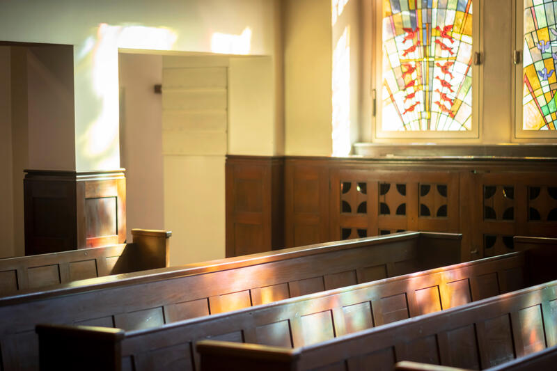 s:58:"Leere Bänke in der evangelischen Friedenskirche Offenbach";