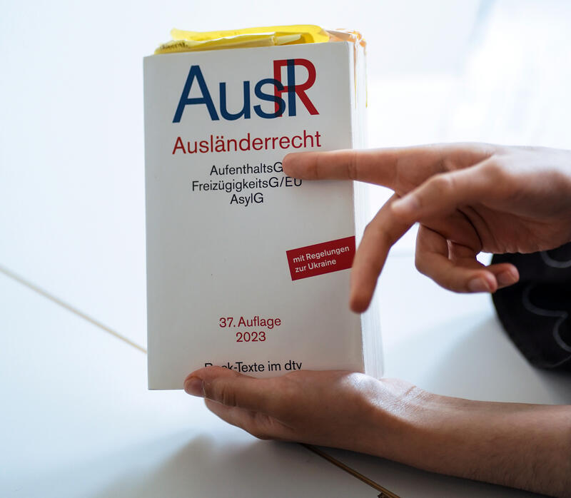 s:84:"Gesetzestexte 'Ausländerrecht' in einer Sprechstunde zu Migrations- und Sozialrecht";