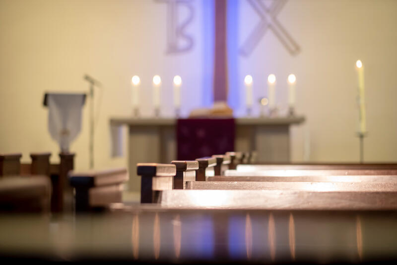 s:12:"Leere Kirche";