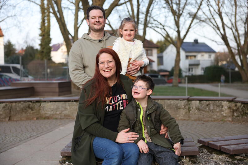 s:69:"Nina Barth mit ihrem Ehemann Dominik und den Kindern Joshua und Lilly";