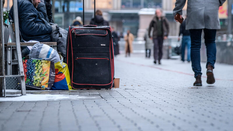 s:37:"Wohnungslose in einer Fußgängerzone";