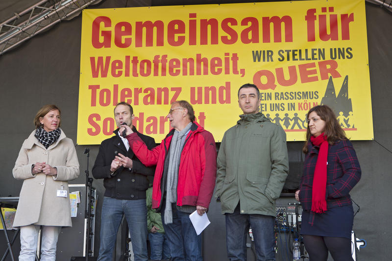 s:92:"Veranstaltung des Bündnisses "Köln stellt sich quer" im Jahr 2017 auf dem Kölner Heumarkt";