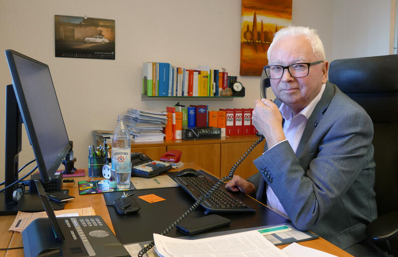 s:76:"Manfred Greveler hat mit über 70 noch Spaß an der Arbeit als Steuerberater";