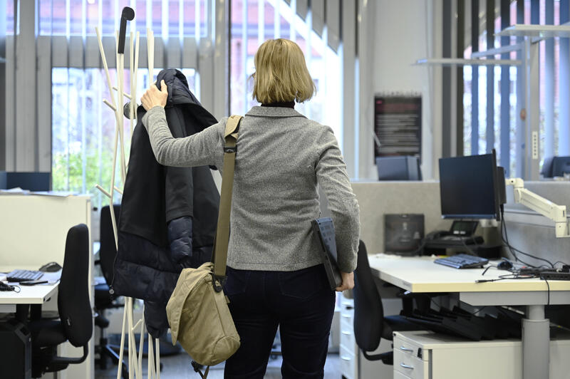 s:51:"Rückkehr an den Arbeitsplatz im Büro (Themenfoto)";