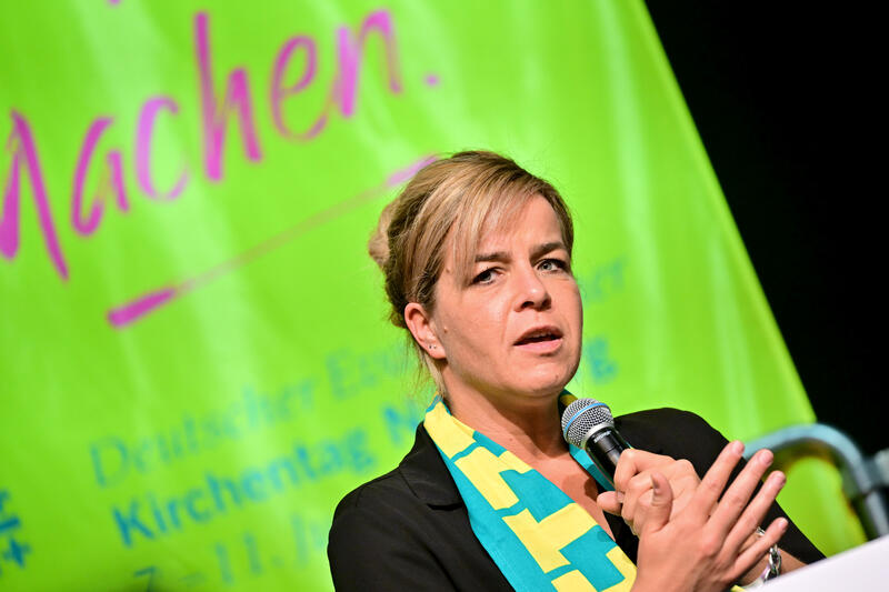 s:12:"Mona Neubaur";