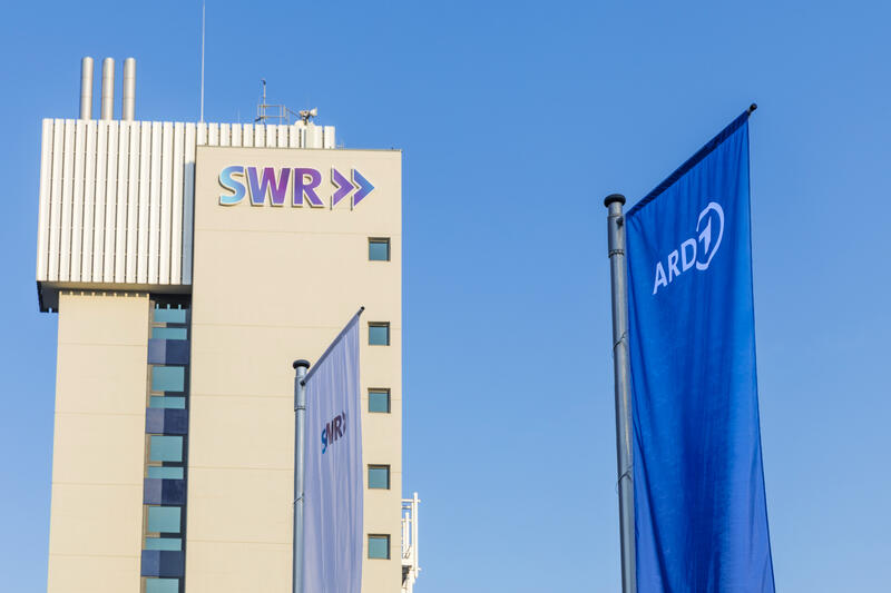 s:48:"SWR-Funkhaus in Stuttgart und Fahne mit ARD-Logo";