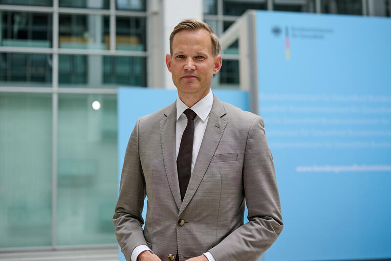 s:15:"Hendrik Streeck";