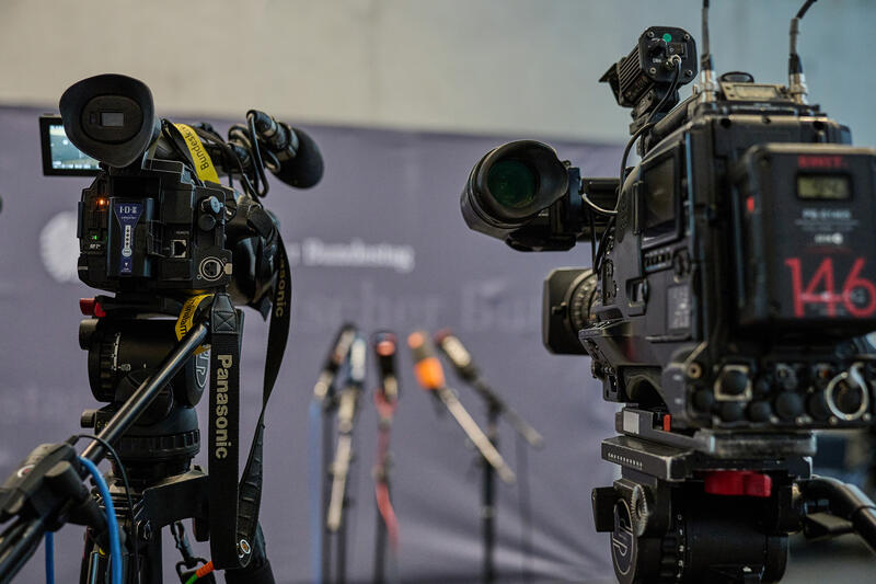 s:21:"Kameras und Mikrofone";