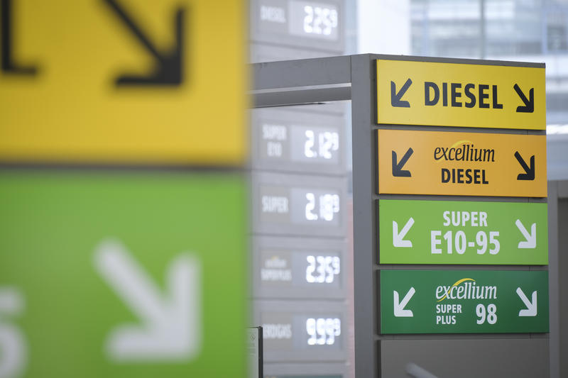 s:30:"Zapfsäule an einer Tankstelle";