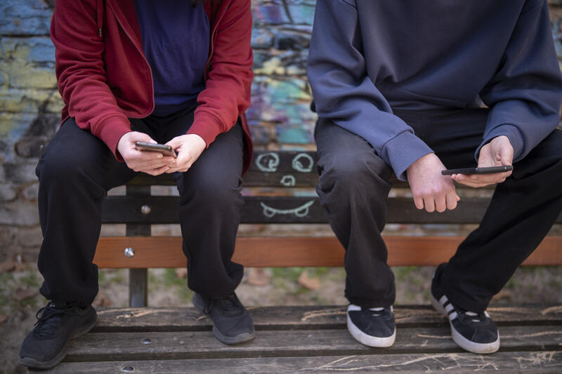 s:27:"Jugendliche mit Smartphones";