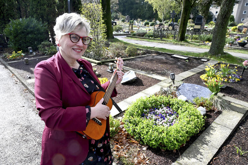 s:30:"Trauersaengerin Petra Berghaus";