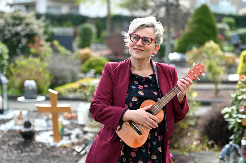 s:62:"Petra Berghaus auf dem evangelischen Friedhof in Essen-Kettwig";