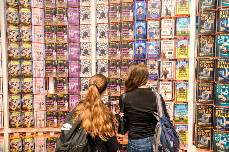 s:64:"Welcher Roman bekommt den Deutschen Buchpreis 2026? (Symbolbild)";