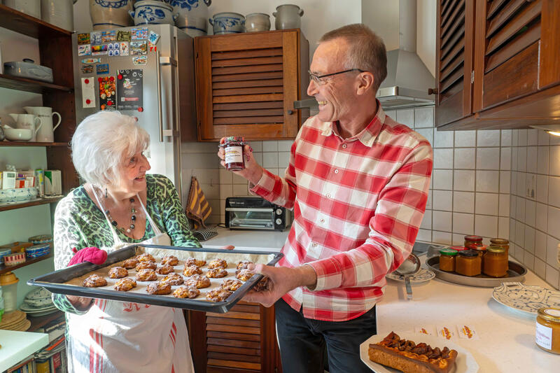 s:111:""Zahlen" mit Apfeltalern und Himbeer-Brombeer-Marmelade: Sigrid Anwand und Kai Schmitt vom Tauschring Nürnberg";