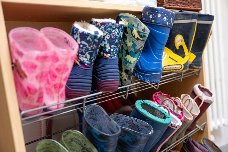 s:40:"Gummistiefel in einer evangelischen Kita";