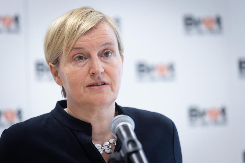 s:106:"Die Kürzungen seien "ein falsches Signal zur falschen Zeit", sagte Dagmar Pruin von "Brot für die Welt".";