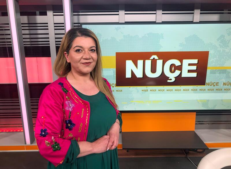 s:126:"Fenya Igrek im Studio des Senders Cira TV, der Jesiden weltweit mit Berichten über Politik, Gesellschaft und Kultur versorgt.";