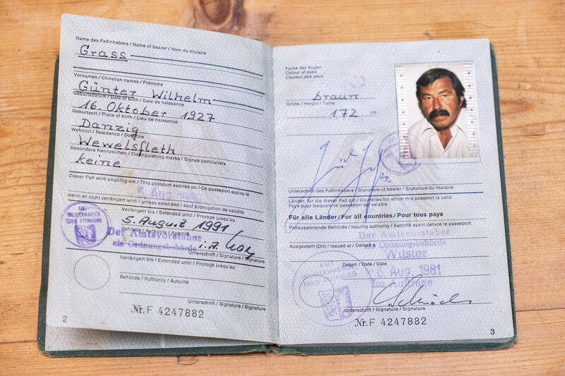 s:27:"Reisepass von Günter Grass";