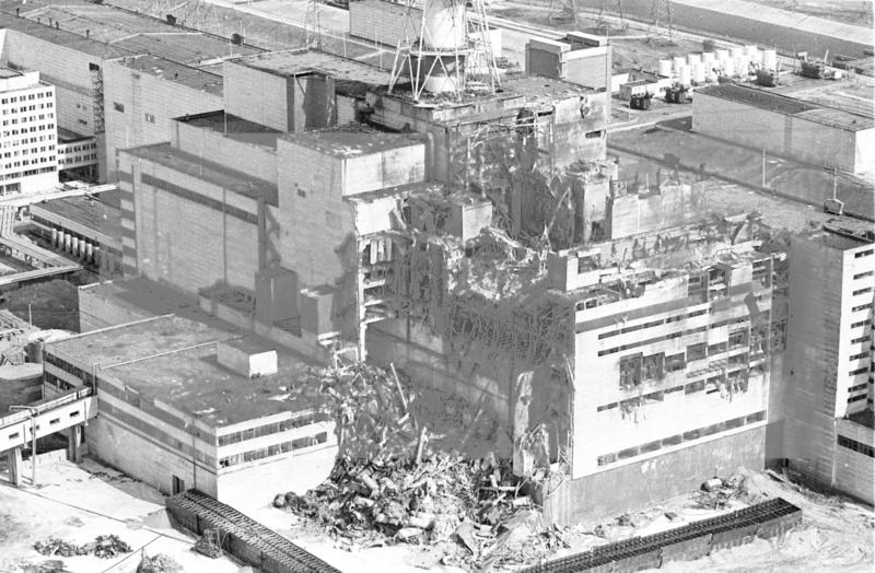 s:94:"Der explodierte 4. Reaktorblock des AKW Tschernobyl kurz nach dem Unglück vom 26. April 1986.";