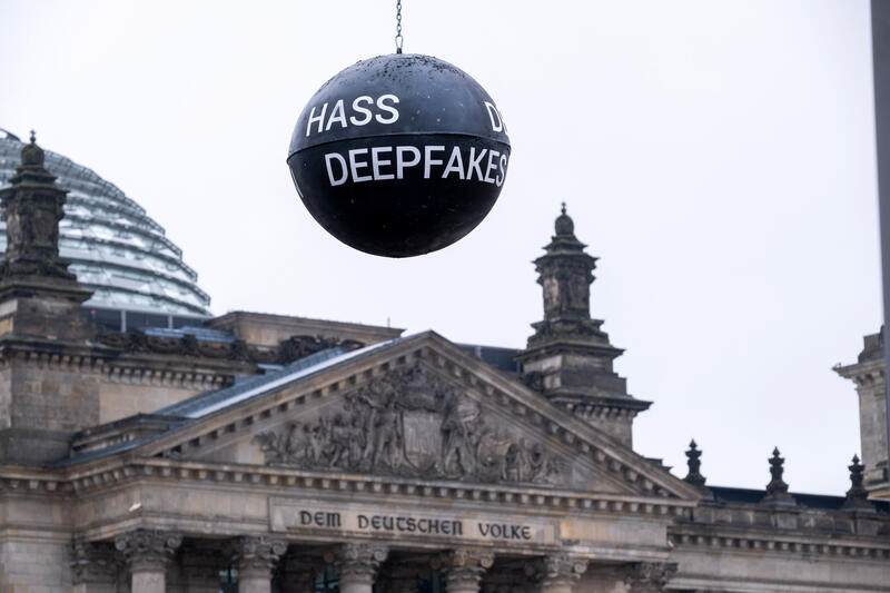 s:67:"Aktion zu digitaler Gewalt vor dem Bundestag in Berlin (Themenfoto)";
