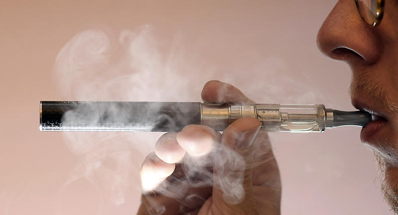 s:35:"Symbolfoto Elektronische Zigarette.";