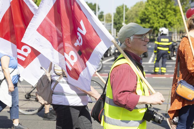 s:24:"1. Mai Demo (Archivbild)";