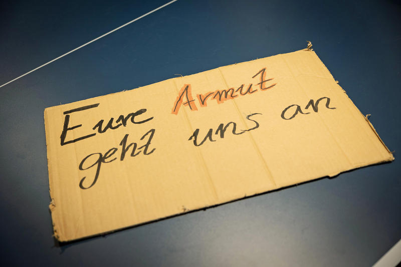 s:18:"Themenfoto "Armut"";