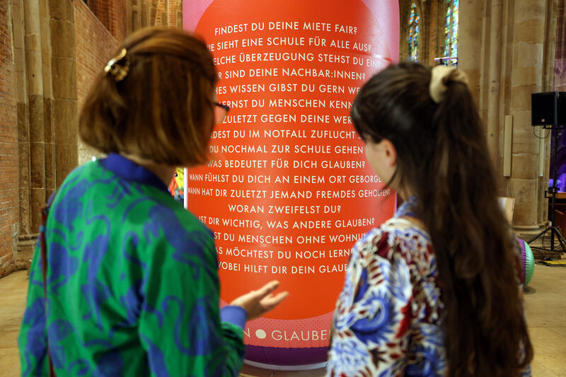 s:41:"EKD-Ausstellung wirbt fuer Menschenrechte";