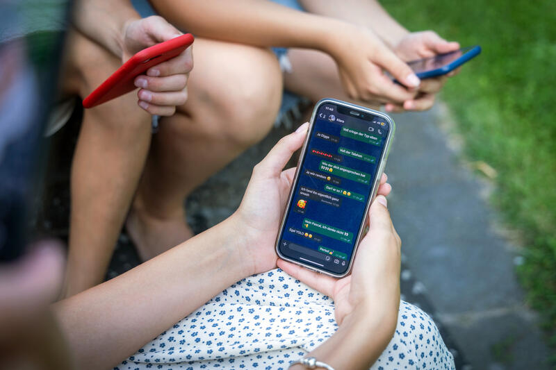 s:49:"Früher Fernsprechtischapparat, heute Smartphone.";