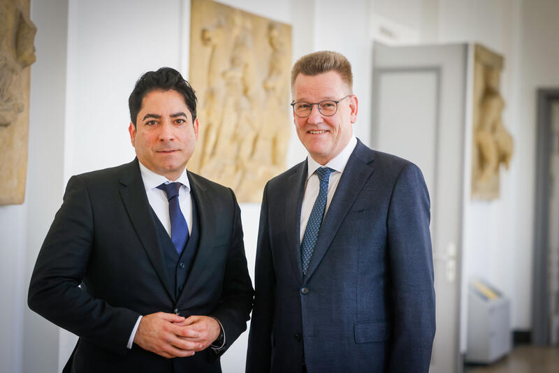 s:187:"Pressegespräch mit Prof. Dr. Johannes Wessels, Rektor der Universität Münster (r) und Prof. Dr. Mouhanad Khorchide, Direktor des Zentrums für Islamische Theologie und Gründungsdekan.";