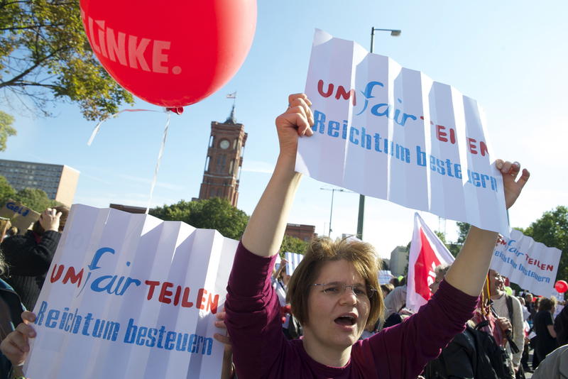 s:72:"Bündnis "Umfairteilen" fordert höhere Steuern für Reiche (Archivbild)";