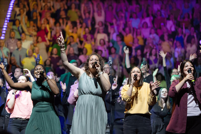 s:54:"Bei der Eröffnung des Gospel-Kirchentags in Stuttgart";