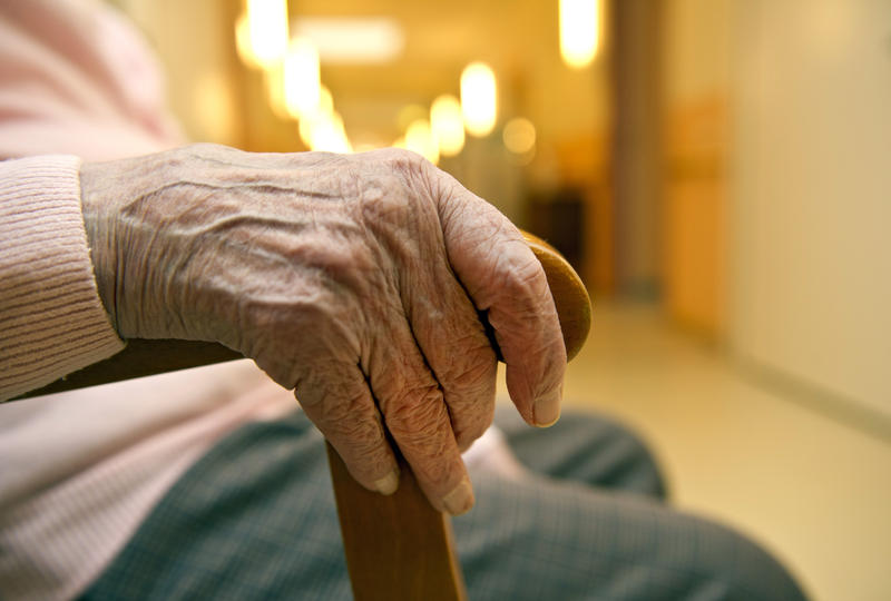 s:27:"Seniorin in einem Altenheim";