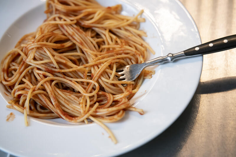 s:74:"Am Monatsende reicht das Geld oft nur noch für Spaghetti mit Tomatensoße";
