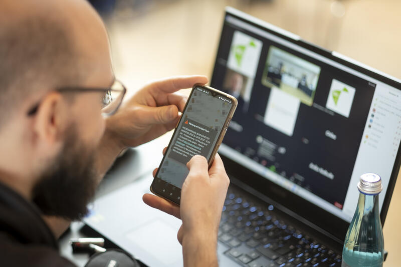 s:38:"Themenfoto Handyverbot am Arbeitsplatz";
