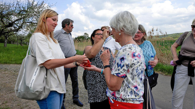 s:38:"Trauernde treffen sich zum Spaziergang";