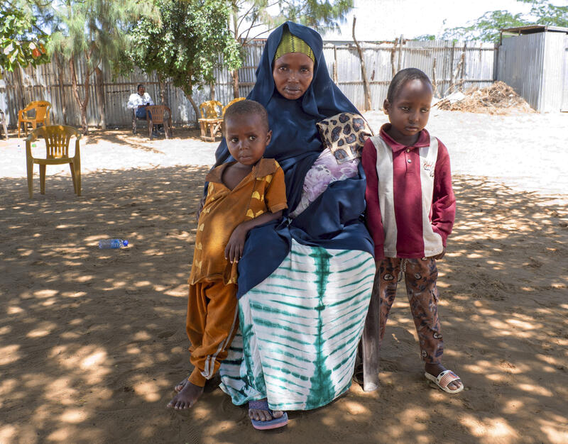 s:79:"Sharifo Aden Nur mit zwei ihrer Kinder in einem Vertriebenenlager in Mogadischu";