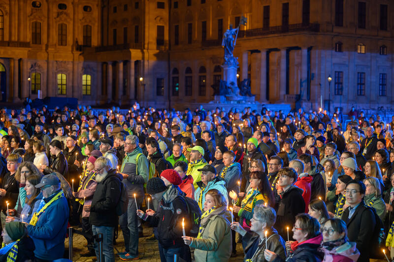 s:64:"Abendsegen auf dem Residenzplatz beim Katholikentag in Würzburg";